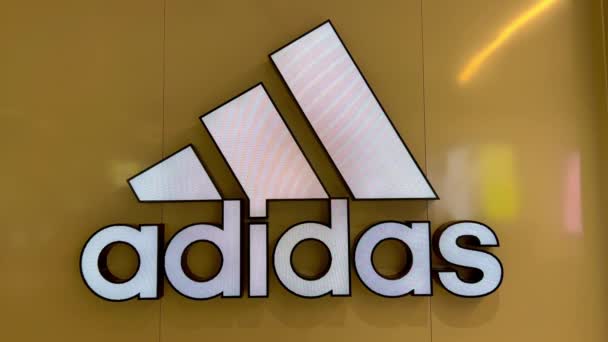 Adidas skoaffär vid försäljningsställe - FORT LAUDERDALE, FÖRENADE STATERNA - the RUARY 20, 2022 — Stockvideo