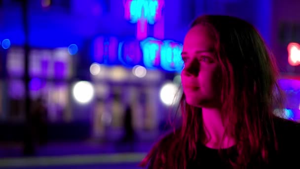 Πολύχρωμο Ocean Drive στο Miami Beach το βράδυ - Νεαρή γυναίκα περπατά κατά μήκος του δρόμου — Αρχείο Βίντεο