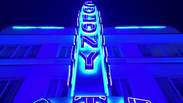 Najbardziej znany zabytek na South Beach - The Colony Hotel w nocy - MIAMI, Stany Zjednoczone - LUTY 20, 2022 — Wideo stockowe