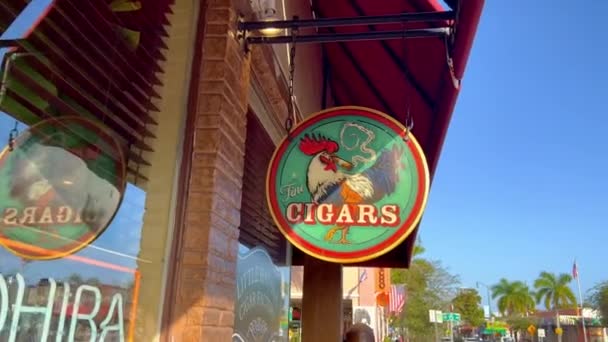 Kubansk cigarrfabrik i Little Havana Calle Ocho - MIAMI, FÖRENADE STATERNA - and RUARI 20, 2022 — Stockvideo