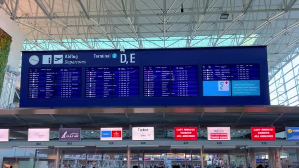 Departure Table at Frankfurt Airport - FRANKFURT, GERMANY - FEBRUARY 13, 2022 — Stock Video