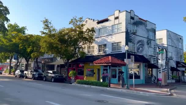 El colorido barrio de Little Havana con la famosa Calle Ocho - MIAMI, ESTADOS UNIDOS - 20 DE FEBRERO DE 2022 — Vídeos de Stock