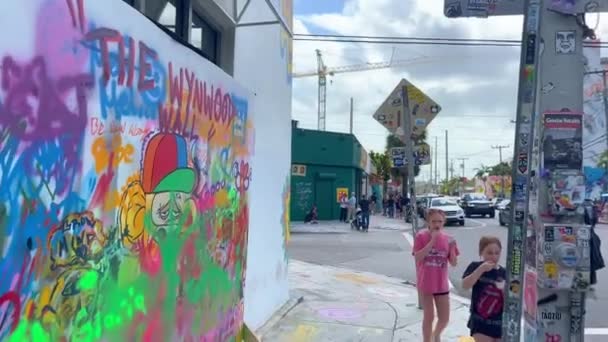 Amazing District of Wynwood with famous Wynwood Walls in Miami - MIAMI, UNITED STATES - FEBRUARY 20, 2022 — Stok Video