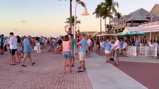 Sunset Pier op Key West is een populaire plek - KEY WEST, VERENIGDE STATEN - FEBRUARI 20, 2022 — Stockvideo