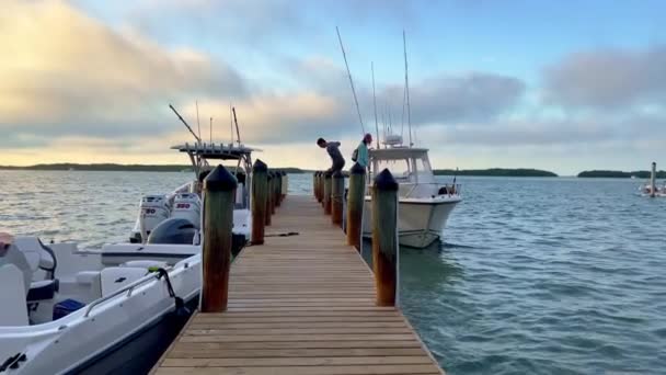 Famoso muelle deportivo mundial en los Cayos de Florida - ISLAMORADA, ESTADOS UNIDOS - 20 DE FEBRERO DE 2022 — Vídeos de Stock