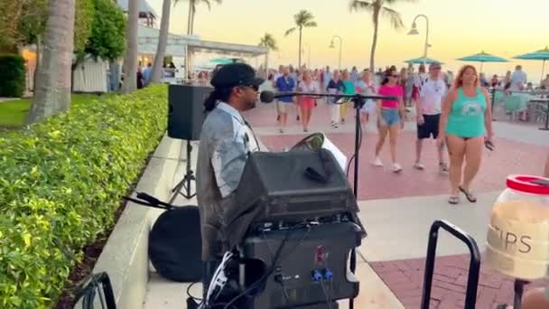 Street musician on Key West - KEY WEST, UNITED STATES - 20 февраля 2022 — стоковое видео