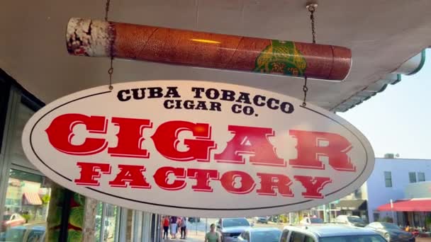 Fábrica de cigarros cubanos en Little Havana Calle Ocho - MIAMI, ESTADOS UNIDOS - 20 DE FEBRERO DE 2022 — Vídeos de Stock