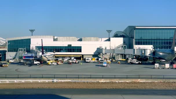 Hartsfield-Jackson Aeropuerto Internacional de Atlanta - ATLANTA, ESTADOS UNIDOS - 13 DE FEBRERO DE 2022 — Vídeo de stock