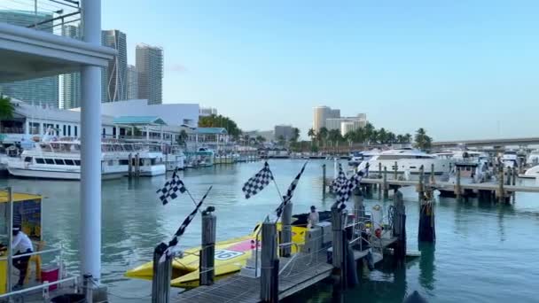 Marché populaire de Bayside dans le centre-ville de Miami - MIAMI, ÉTATS-UNIS - 20 FÉVRIER 2022 — Video