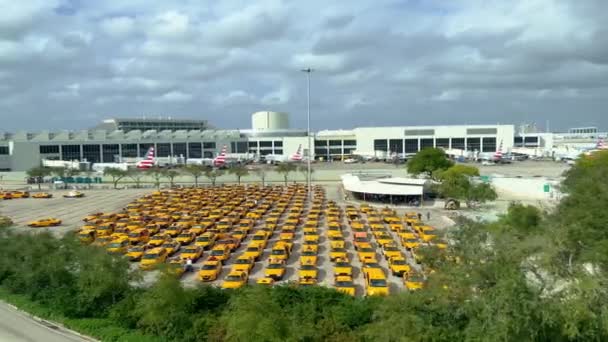 Miami International Airport MIA - MIAMI, Stany Zjednoczone - LUTY 20, 2022 — Wideo stockowe