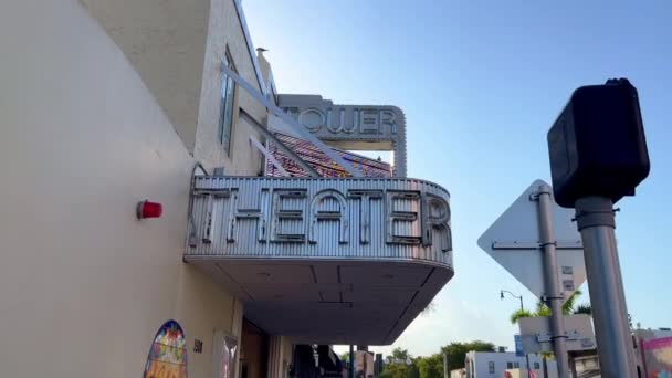 Teatro Torre en Little Havana Calle Ocho - MIAMI, ESTADOS UNIDOS - 20 DE FEBRERO DE 2022 — Vídeos de Stock