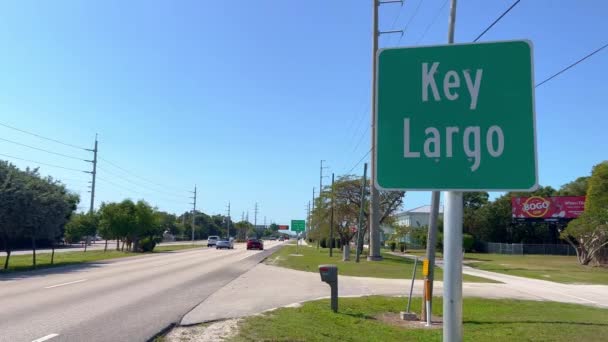 Key Largo jel a floridai kulcsokon - ISLAMORADA, EGYESÜLT ÁLLAMOK - 2022. február 20. — Stock videók