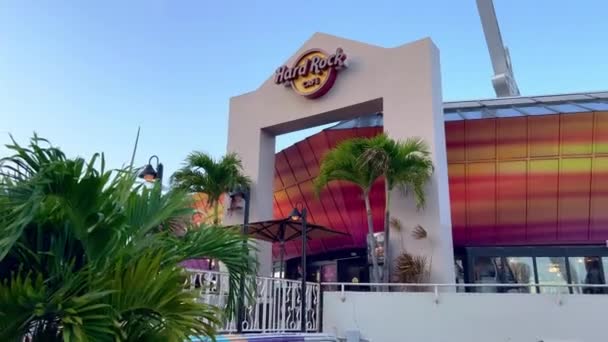 Hard Rock Miami restaurant at Bayside Marketplace - MIAMI, UNITED STATES - 20 февраля 2022 — стоковое видео
