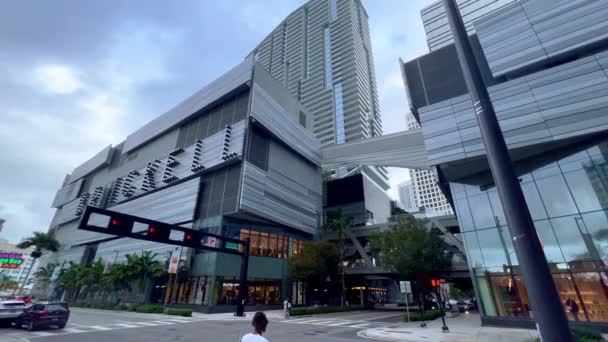 Architecture moderne au centre-ville de Miami dans le quartier de Brickell - MIAMI, ÉTATS-UNIS - 20 FÉVRIER 2022 — Video