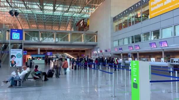Terminal 2 no Aeroporto de Frankfurt - FRANKFURT, ALEMANHA - FEVEREIRO 13, 2022 — Vídeo de Stock