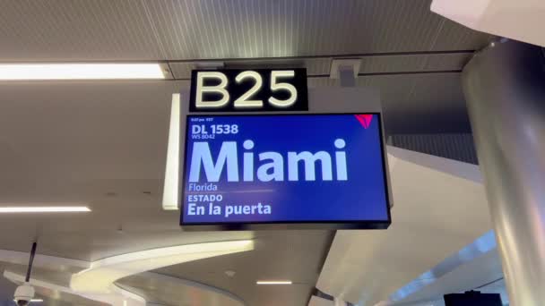 Puerta de salida hacia Miami en el Aeropuerto de Atlanta - ATLANTA, ESTADOS UNIDOS - 13 DE FEBRERO DE 2022 — Vídeo de stock