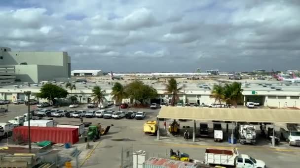 Miami International Airport MIA - MIAMI, Stany Zjednoczone - LUTY 20, 2022 — Wideo stockowe