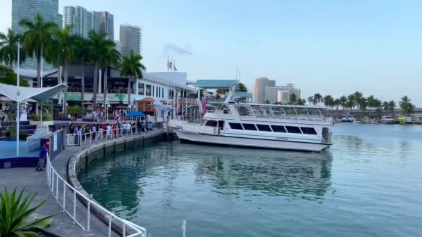 Rejsy krajoznawcze po Bayside Marketplace Miami - MIAMI, Stany Zjednoczone - LUTY 20, 2022 — Wideo stockowe