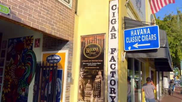 Fábrica y tienda de cigarros en Little Havana Calle Ocho - MIAMI, ESTADOS UNIDOS - 20 DE FEBRERO DE 2022 — Vídeos de Stock
