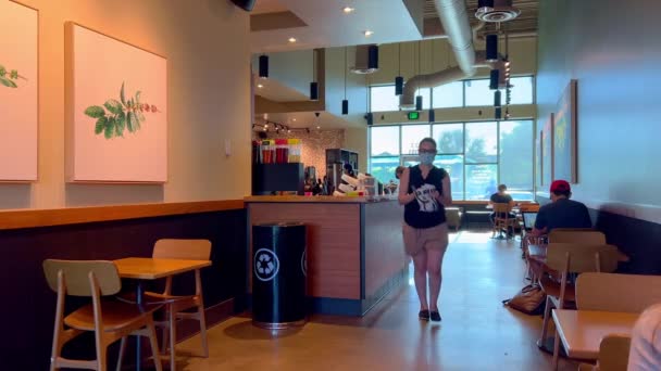Starbucks Cafe är ett populärt ställe att koppla av och äta frukost kaffe - MIAMI, FÖRENADE STATERNA - the RUARI 20, 2022 — Stockvideo