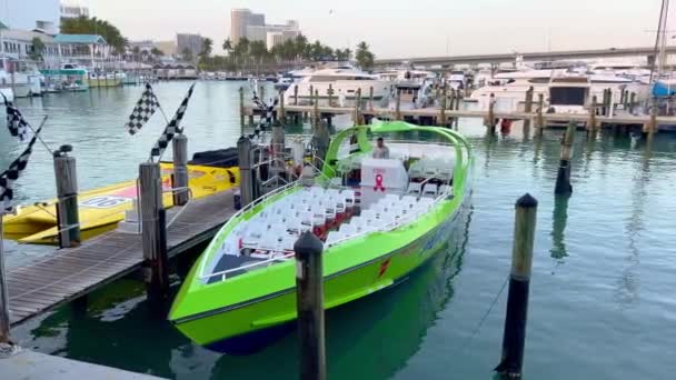 Fartbåtsturer på Bayside Marketplace Miami - MIAMI, FÖRENADE STATERNA - and RUARI 20, 2022 — Stockvideo