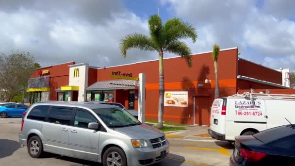 Mc Donalds restaurang och kör igenom i Florida - MIAMI, FÖRENADE STATERNA - the RUARI 20, 2022 — Stockvideo