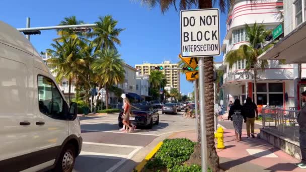 Popular Collins Avenue at Miami Beach - MIAMI, UNITED STATES - 20 февраля 2022 — стоковое видео