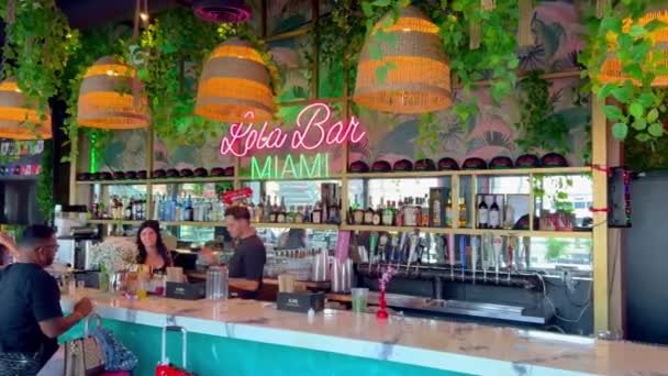 Bar koktajlowy na Bayside Marketplace Miami - MIAMI, Stany Zjednoczone - LUTY 20, 2022 — Wideo stockowe