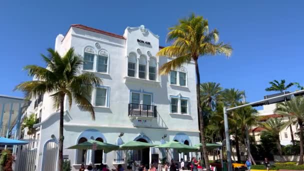 Bon Air Hotel en Ocean Drive en Miami Beach - MIAMI, ESTADOS UNIDOS - 20 DE FEBRERO DE 2022 — Vídeos de Stock