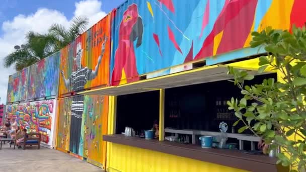 Wynwood Market Place è un luogo ideale per rilassarsi guardando l'arte moderna - MIAMI, STATI UNITI - 20 FEBBRAIO 2022 — Video Stock