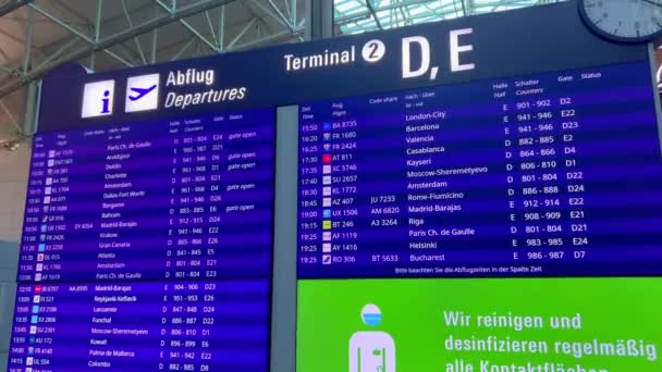 Departure Table at Frankfurt Airport - FRANKFURT, GERMANY - FEBRUARY 13, 2022 — Stock Video