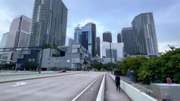 Modern építészet Miami belvárosában a Brickell kerületben - MIAMI, EGYESÜLT ÁLLAMOK - 2022. február 20. — Stock videók