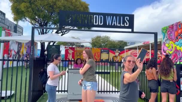 Famous Wynwood Walls outdoor museum in Miami - MIAMI, UNITED STATES - FEBRUARY 20, 2022 — Stock Video