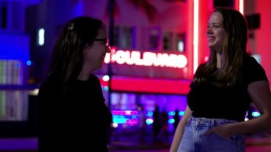 Gece Miami Plajı 'nda iki kız. Güney Sahili' nin renkli Okyanus Yolu.