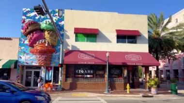 Ünlü Calle Ocho - MIAMI, Birleşik Devletler - 20 Şubat 2022 Renkli Havana Bölgesi