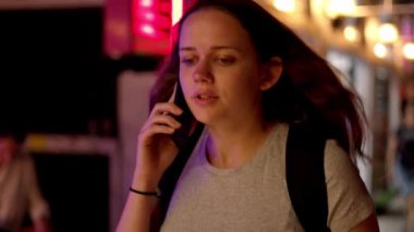 Genç ve güzel bir kadın geceleri sokaklardan bir telefon alıyor.