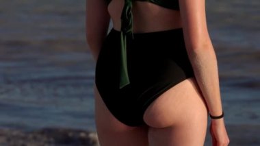 Key West sahilinde mayo giymiş güzel bir kadın.