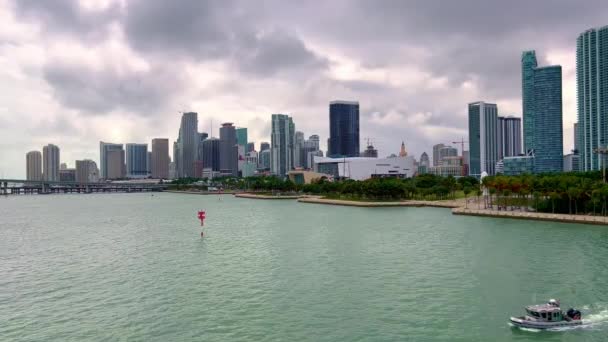 Skyline of Miami on an overcast day - MIAMI, UNITED STATES - 20 февраля 2022 — стоковое видео