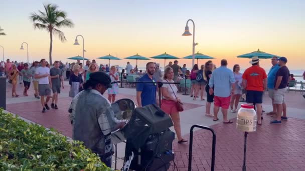 Famous Sunset Pier on Key West is a busy place every evening - Βασικά Δυτικά, Ηνωμένες Πολιτείες - 20 Φεβρουαρίου 2022 — Αρχείο Βίντεο