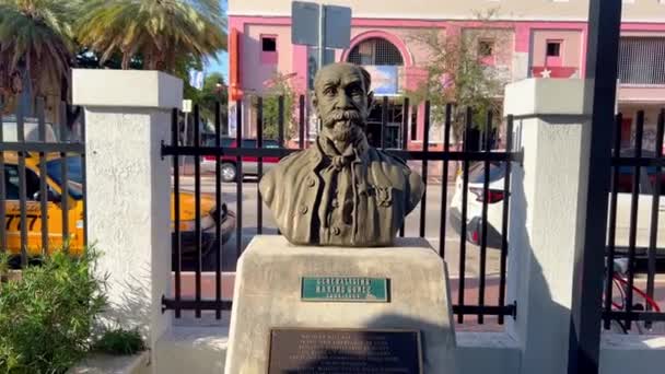 Mémorial Maximo Gomez à Little Havana Calle Ocho - MIAMI, ÉTATS-UNIS - 20 FÉVRIER 2022 — Video