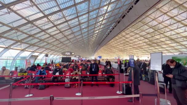 Terminal Internacional Moderno no Aeroporto de Paris Charles de Gaulle CDG - PARIS, FRANÇA - FEVEREIRO 21, 2022 — Vídeo de Stock