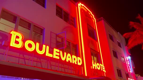 Berühmtestes Wahrzeichen am Südstrand - Das Boulevard Hotel bei Nacht - MIAMI, Vereinigte Staaten - 20. FEBRUAR 2022 — Stockvideo
