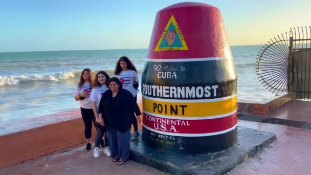 Southernmost Point su Key West è un popolare hotspot per le foto - CHIAVE OCCIDENTALE, STATI UNITI - 20 FEBBRAIO 2022 — Video Stock