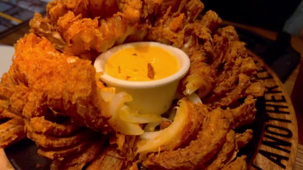 Famous Blooming Onion at Outback Steakhouse - FORT LAUDERDALE, Ηνωμένες Πολιτείες - 20 Φεβρουαρίου 2022 — Αρχείο Βίντεο