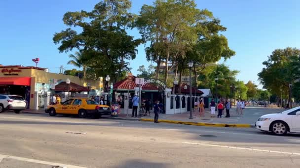 Le quartier coloré de Little Havana avec la célèbre Calle Ocho - MIAMI, ÉTATS-UNIS - 20 FÉVRIER 2022 — Video