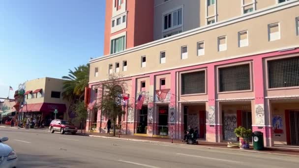 Barevná čtvrť Little Havana se slavným Calle Ocho - MIAMI, UNITED STATES - FEBRUARY 20, 2022 — Stock video