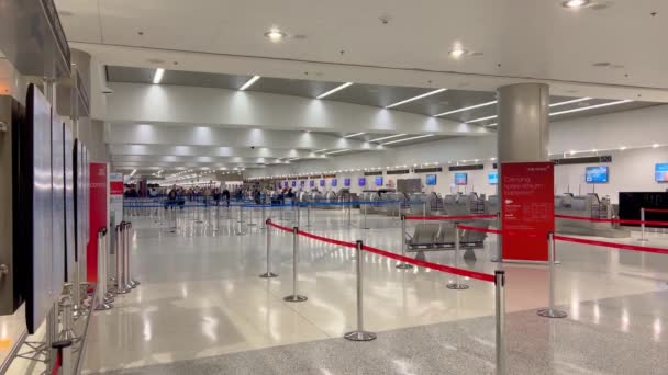 Miami Airport Check In área - MIAMI, ESTADOS UNIDOS - 20 DE FEBRERO DE 2022 — Vídeo de stock