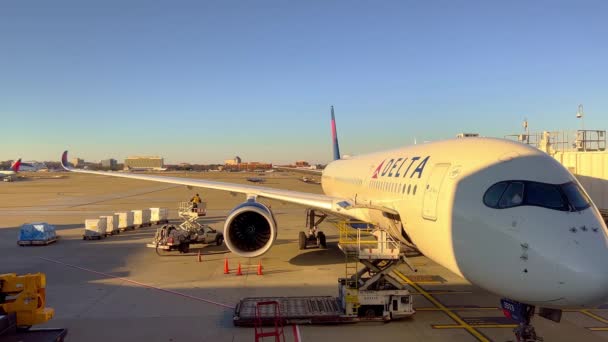 Delta Airlines repülőgép a beszállásra kész kapunál - ATLANTA, EGYESÜLT ÁLLAMOK - 2022. február 13. — Stock videók