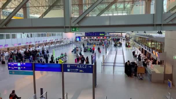 Check-in gebied op Frankfurt Airport Terminal 2 - FRANKFURT, DUITSLAND - FEBRUARI 13, 2022 — Stockvideo