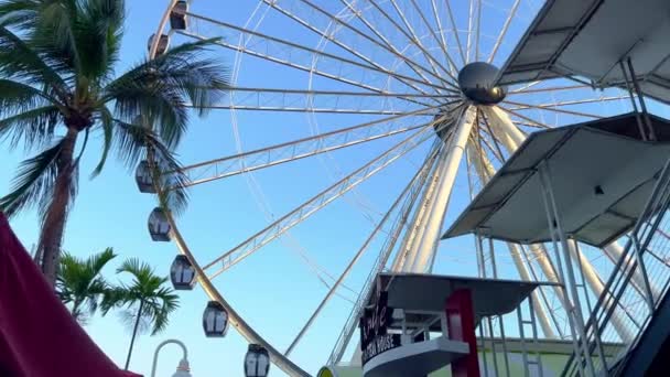 Vistas al cielo noria Rueda en Bayside Marketplace Miami - MIAMI, ESTADOS UNIDOS - 20 DE FEBRERO DE 2022 — Vídeos de Stock